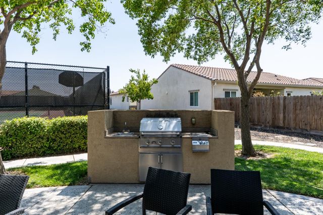 860 Fritz Dr, Los Banos, CA 93635