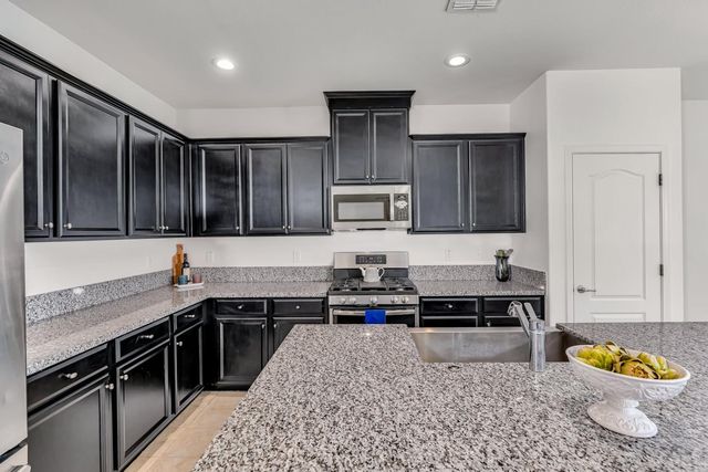 860 Fritz Dr, Los Banos, CA 93635