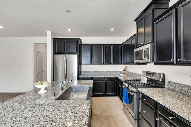 860 Fritz Dr, Los Banos, CA 93635