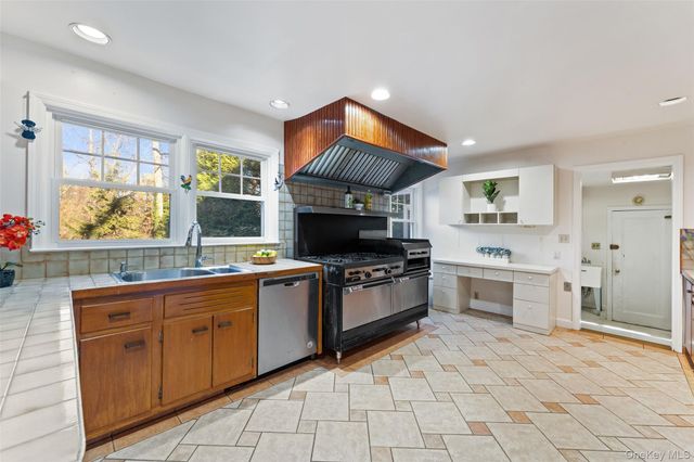 285 Old Colony Road, Hartsdale, NY 10530