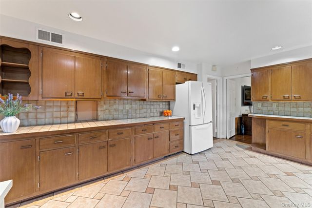 285 Old Colony Road, Hartsdale, NY 10530