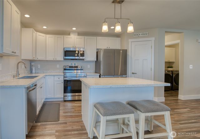 300 Octopus Avenue NE, Ocean Shores, WA 98569