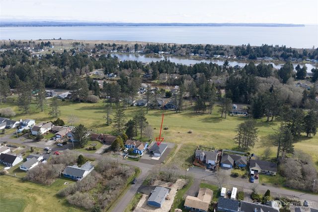 300 Octopus Avenue NE, Ocean Shores, WA 98569