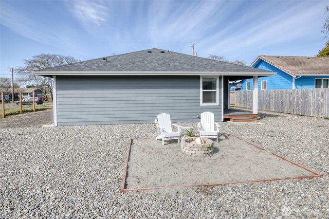300 Octopus Avenue NE, Ocean Shores, WA 98569