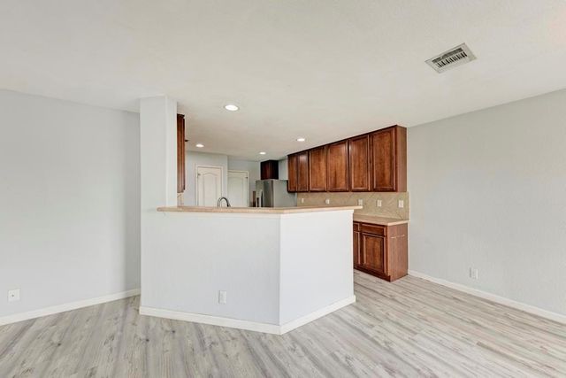 530 Sheep Trail DR, Kyle, TX 78640