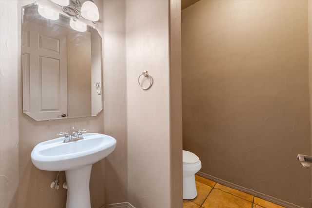 724 4th Street NE, Rio Rancho, NM 87124