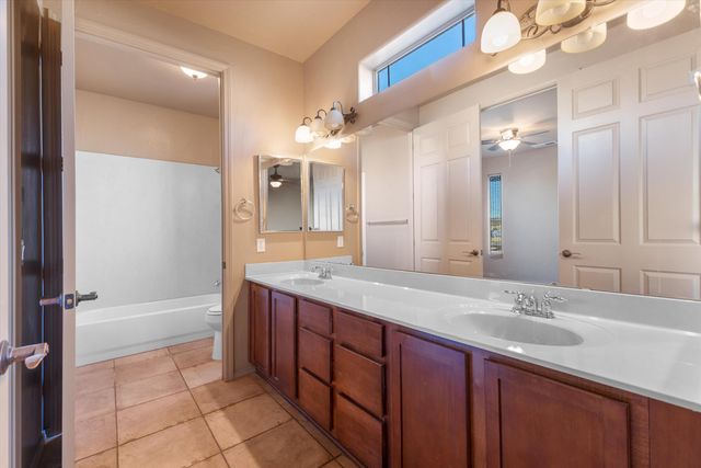 724 4th Street NE, Rio Rancho, NM 87124