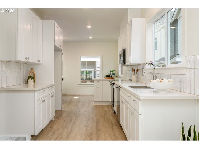 8413 Ne HASSALO St, Portland, OR 97220