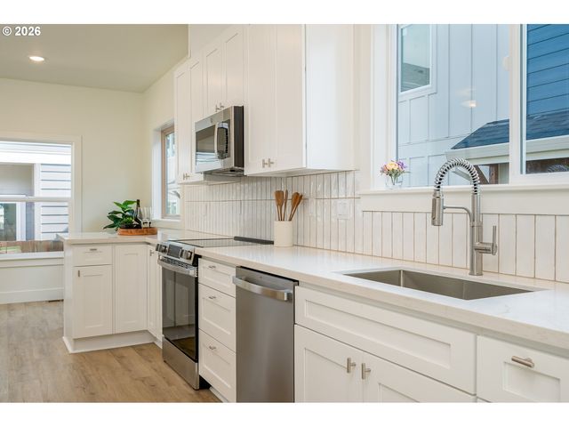 8413 Ne HASSALO St, Portland, OR 97220