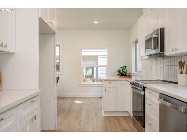 8413 Ne HASSALO St, Portland, OR 97220