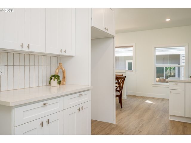 8413 Ne HASSALO St, Portland, OR 97220