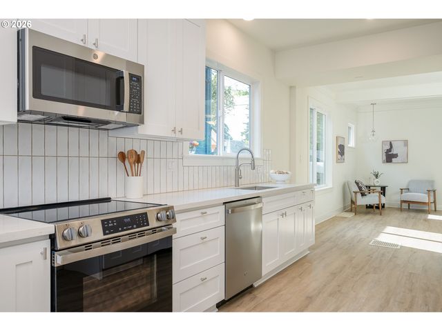 8413 Ne HASSALO St, Portland, OR 97220