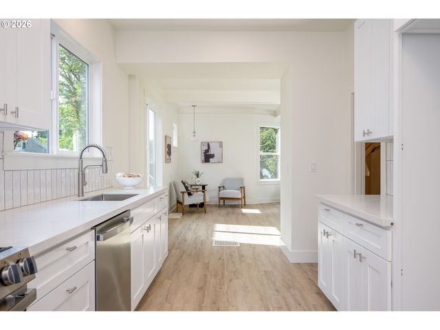 8413 Ne HASSALO St, Portland, OR 97220