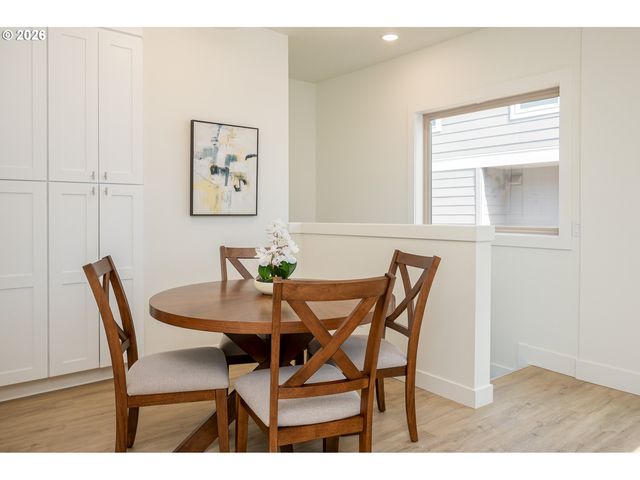8413 Ne HASSALO St, Portland, OR 97220