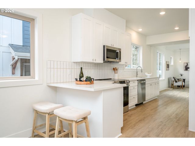 8413 Ne HASSALO St, Portland, OR 97220