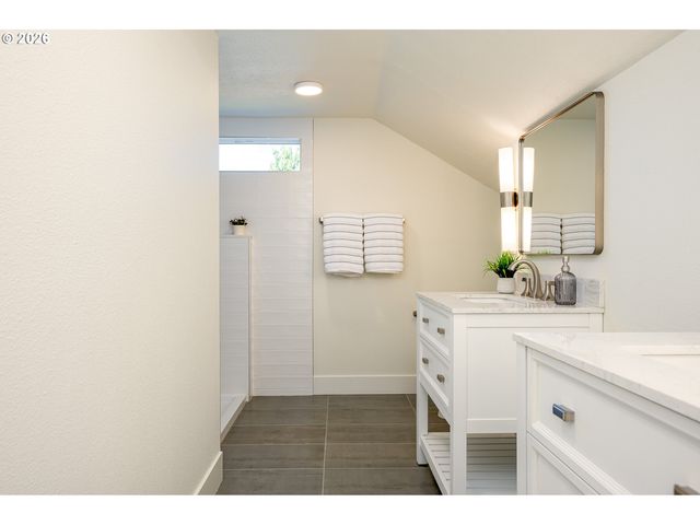 8413 Ne HASSALO St, Portland, OR 97220