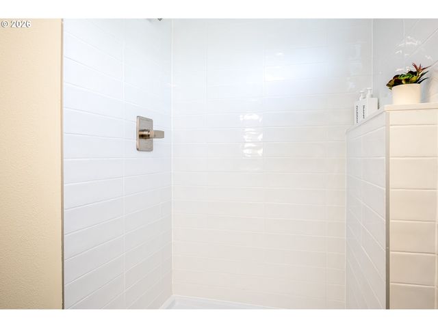 8413 Ne HASSALO St, Portland, OR 97220
