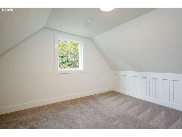 8413 Ne HASSALO St, Portland, OR 97220