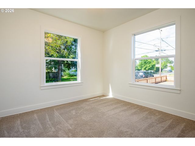 8413 Ne HASSALO St, Portland, OR 97220