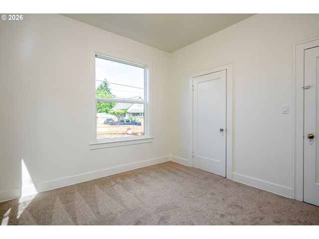 8413 Ne HASSALO St, Portland, OR 97220