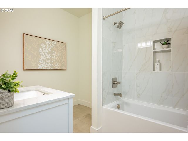 8413 Ne HASSALO St, Portland, OR 97220