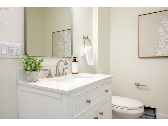 8413 Ne HASSALO St, Portland, OR 97220