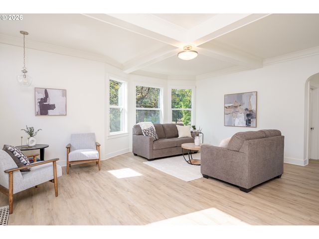 8413 Ne HASSALO St, Portland, OR 97220