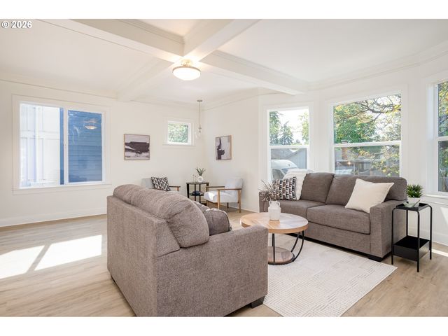 8413 Ne HASSALO St, Portland, OR 97220