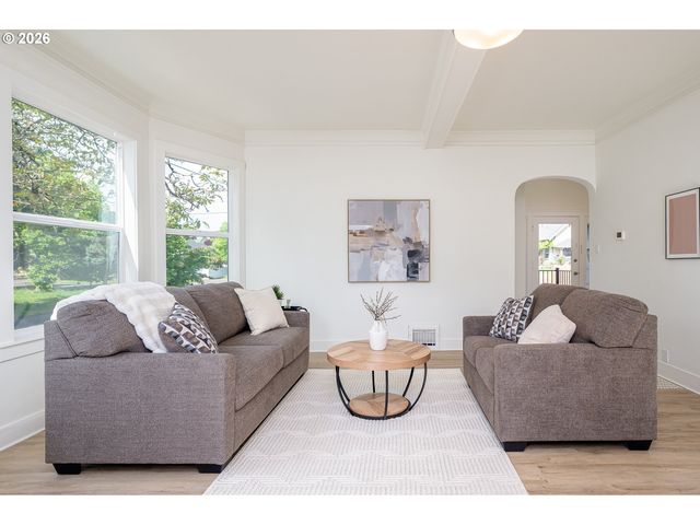 8413 Ne HASSALO St, Portland, OR 97220