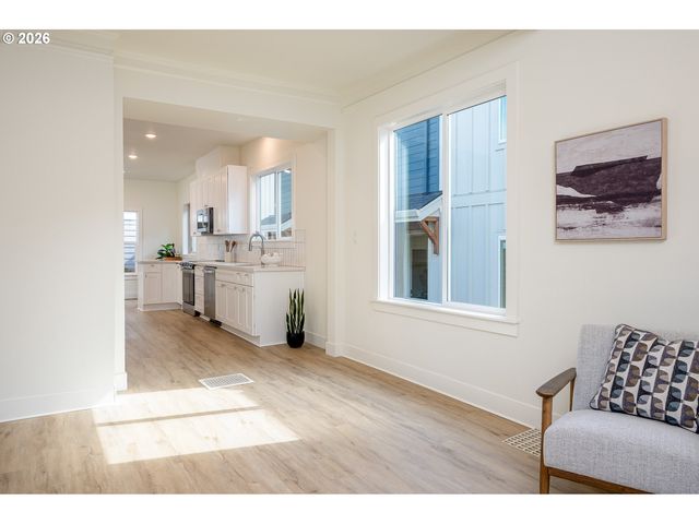 8413 Ne HASSALO St, Portland, OR 97220