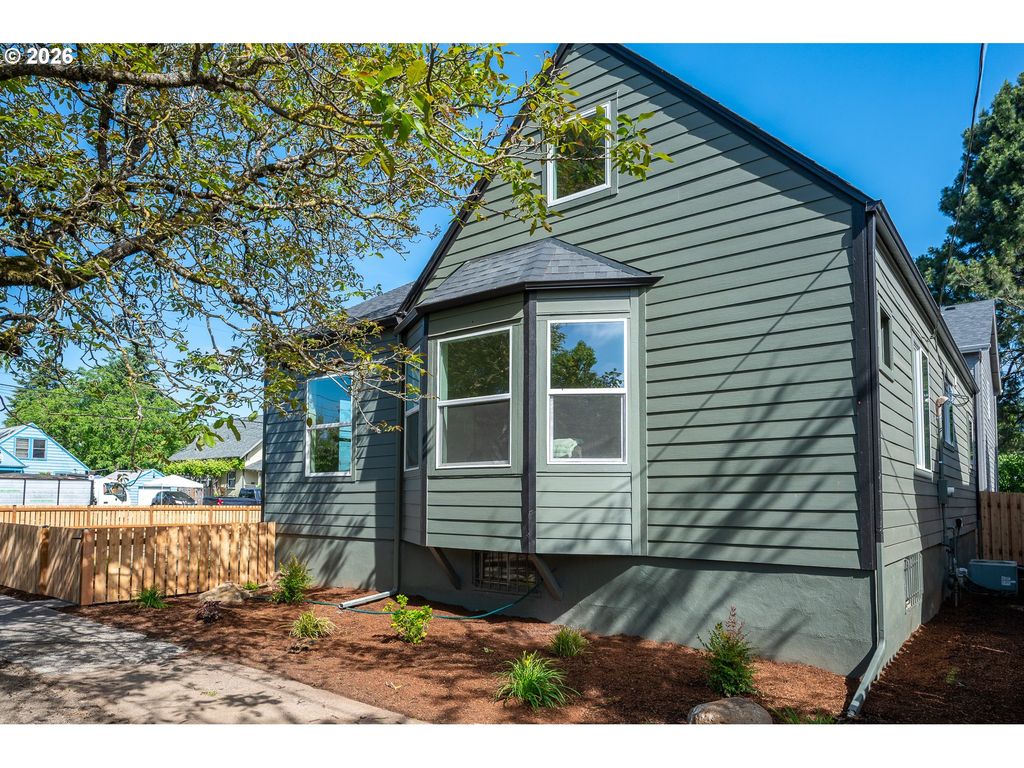 8413 Ne HASSALO St, Portland, OR 97220