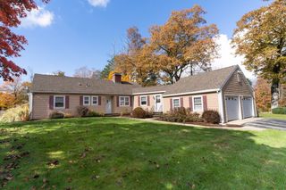1 Leslie Ln, Sturbridge, MA 01566