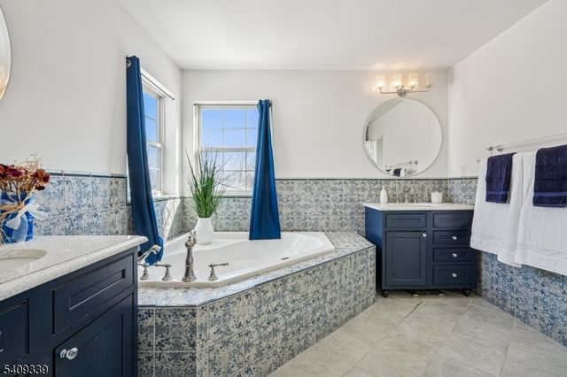 1 Smoke House Ct, Readington Twp., NJ 08889