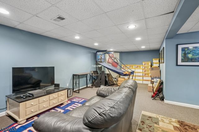 1 Smoke House Ct, Readington Twp., NJ 08889