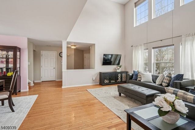 1 Smoke House Ct, Readington Twp., NJ 08889