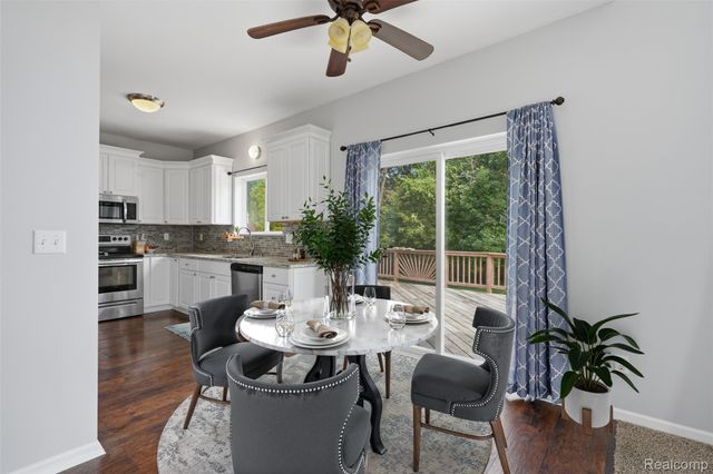 1099 Carriage Hill Drive, Fenton, MI 48430