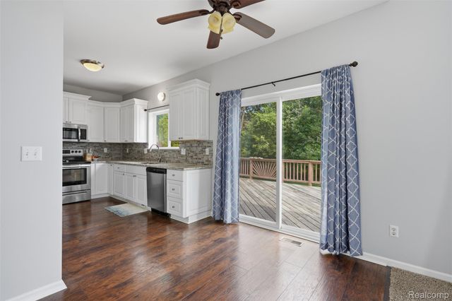 1099 Carriage Hill Drive, Fenton, MI 48430