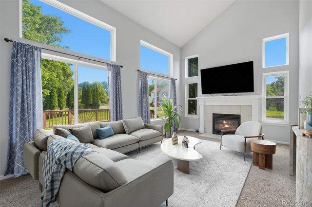 1099 Carriage Hill Drive, Fenton, MI 48430