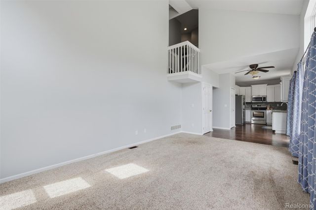 1099 Carriage Hill Drive, Fenton, MI 48430