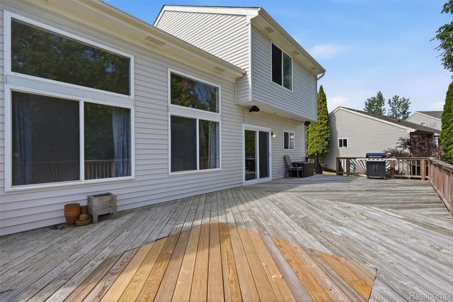 1099 Carriage Hill Drive, Fenton, MI 48430