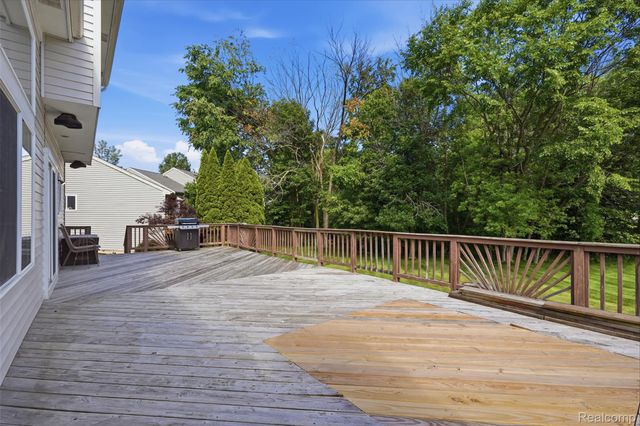 1099 Carriage Hill Drive, Fenton, MI 48430