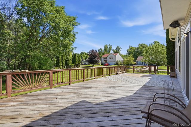 1099 Carriage Hill Drive, Fenton, MI 48430