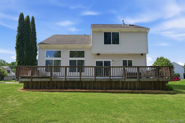1099 Carriage Hill Drive, Fenton, MI 48430