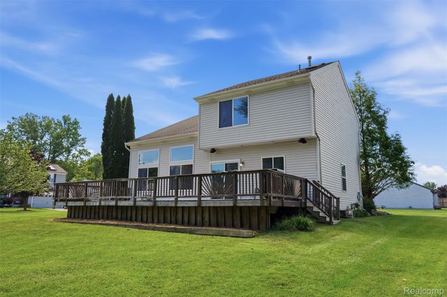 1099 Carriage Hill Drive, Fenton, MI 48430