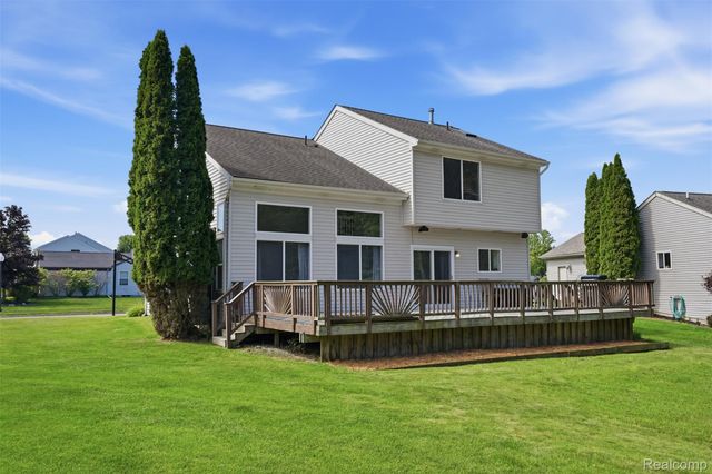 1099 Carriage Hill Drive, Fenton, MI 48430