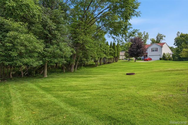 1099 Carriage Hill Drive, Fenton, MI 48430