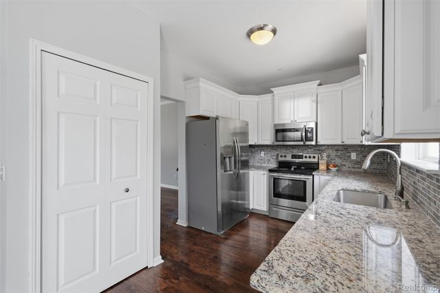 1099 Carriage Hill Drive, Fenton, MI 48430