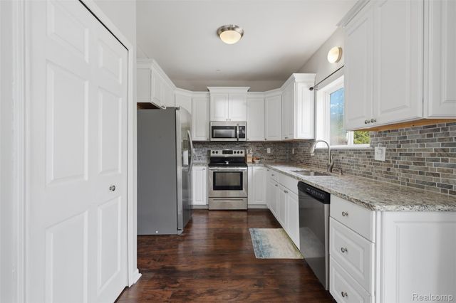 1099 Carriage Hill Drive, Fenton, MI 48430