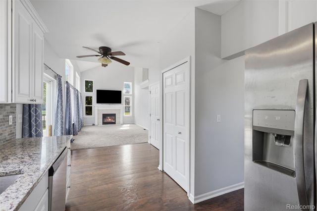 1099 Carriage Hill Drive, Fenton, MI 48430