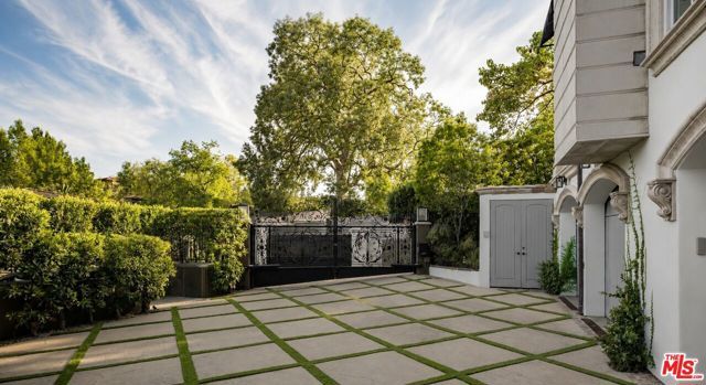 2680 Bowmont Drive, Beverly Hills, CA 90210